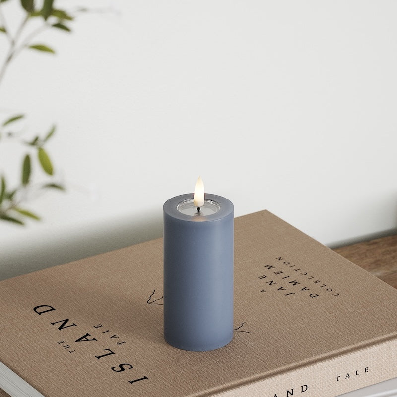 Deluxe Homeart LED Bloklys Ø 5 x 10 cm Isblå