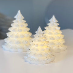 Stort hvid juletræ med glimmer